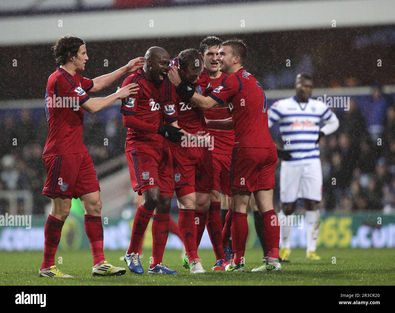 Le Chris Brunt (M) de West Bromwich Albion fête avec ses copains après avoir marqué le but d'ouverture de West Bromm, un classement de 1:0 Queens Park Rangers 15/12/ Banque D'Images