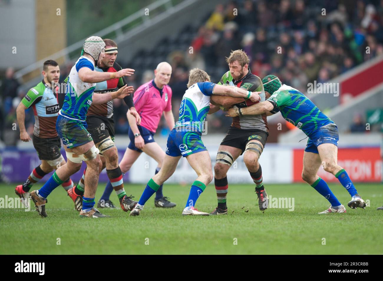 Chris Robshaw de Harlequins est attaqué par Kieran Marmion (à gauche) et Johnny O?ÄôConnor de Connacht Rugby pendant le match de la coupe Heineken entre Harlequi Banque D'Images