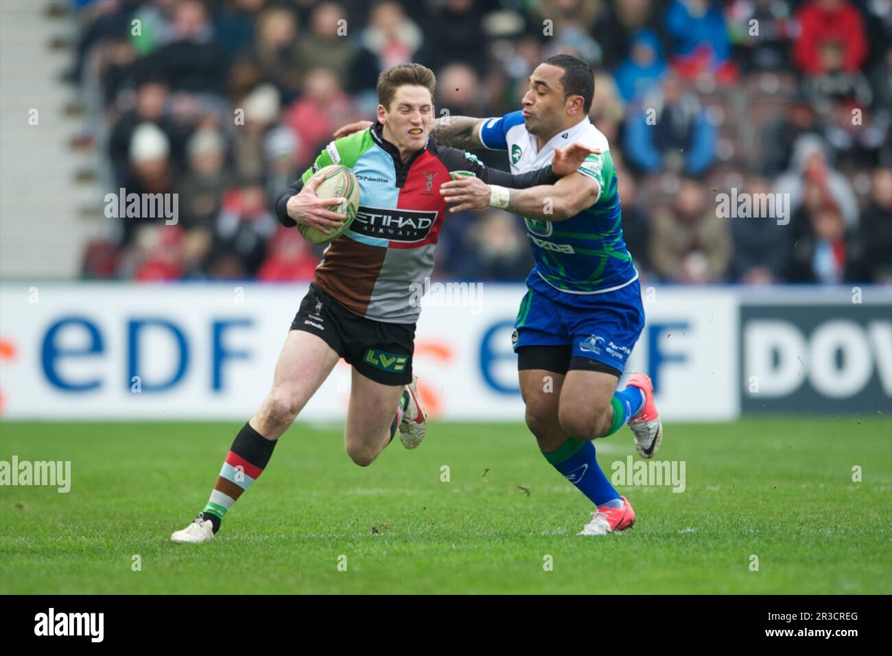 Tom Williams de Harlequins est attaqué par Fetu?Äôu Vainikolo de Connacht Rugby pendant le match de la coupe Heineken entre Harlequins et Connacht Rugby à T. Banque D'Images