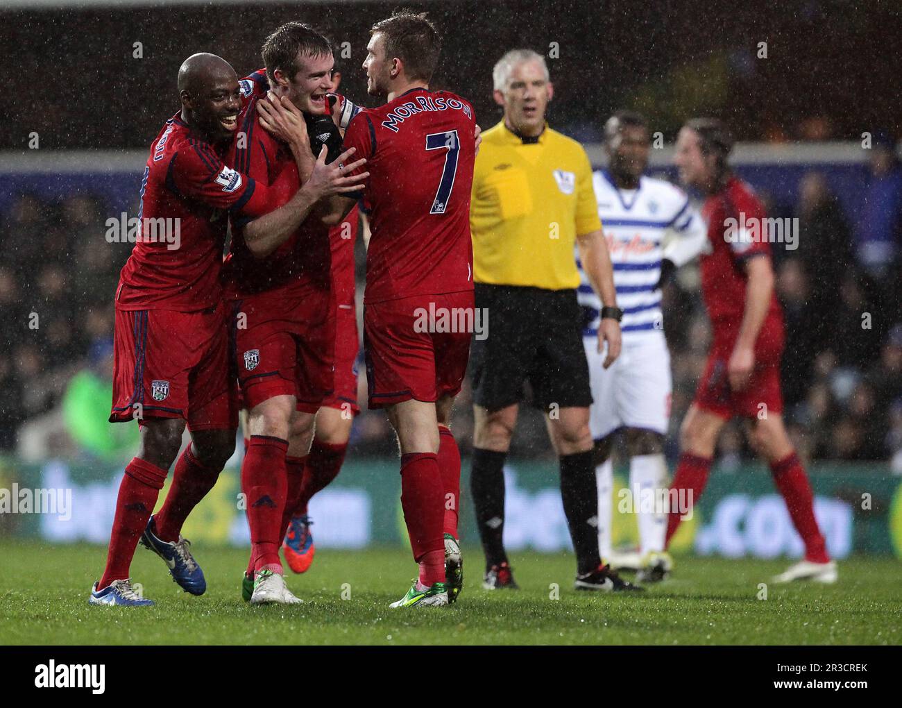 Le Chris Brunt (M) de West Bromwich Albion fête avec ses copains après avoir marqué le but d'ouverture de West Bromm, un classement de 1:0 Queens Park Rangers 15/12/ Banque D'Images