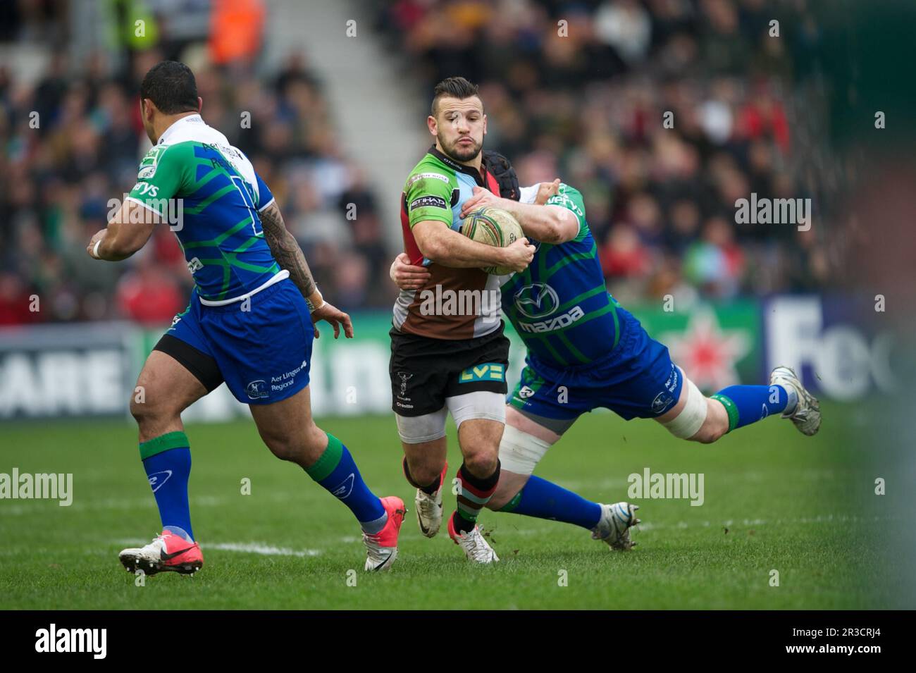 Danny Care of Harlequins est affrontée par Andrew Browne du Connacht Rugby lors du match de la coupe Heineken entre Harlequins et Connacht Rugby au Twic Banque D'Images