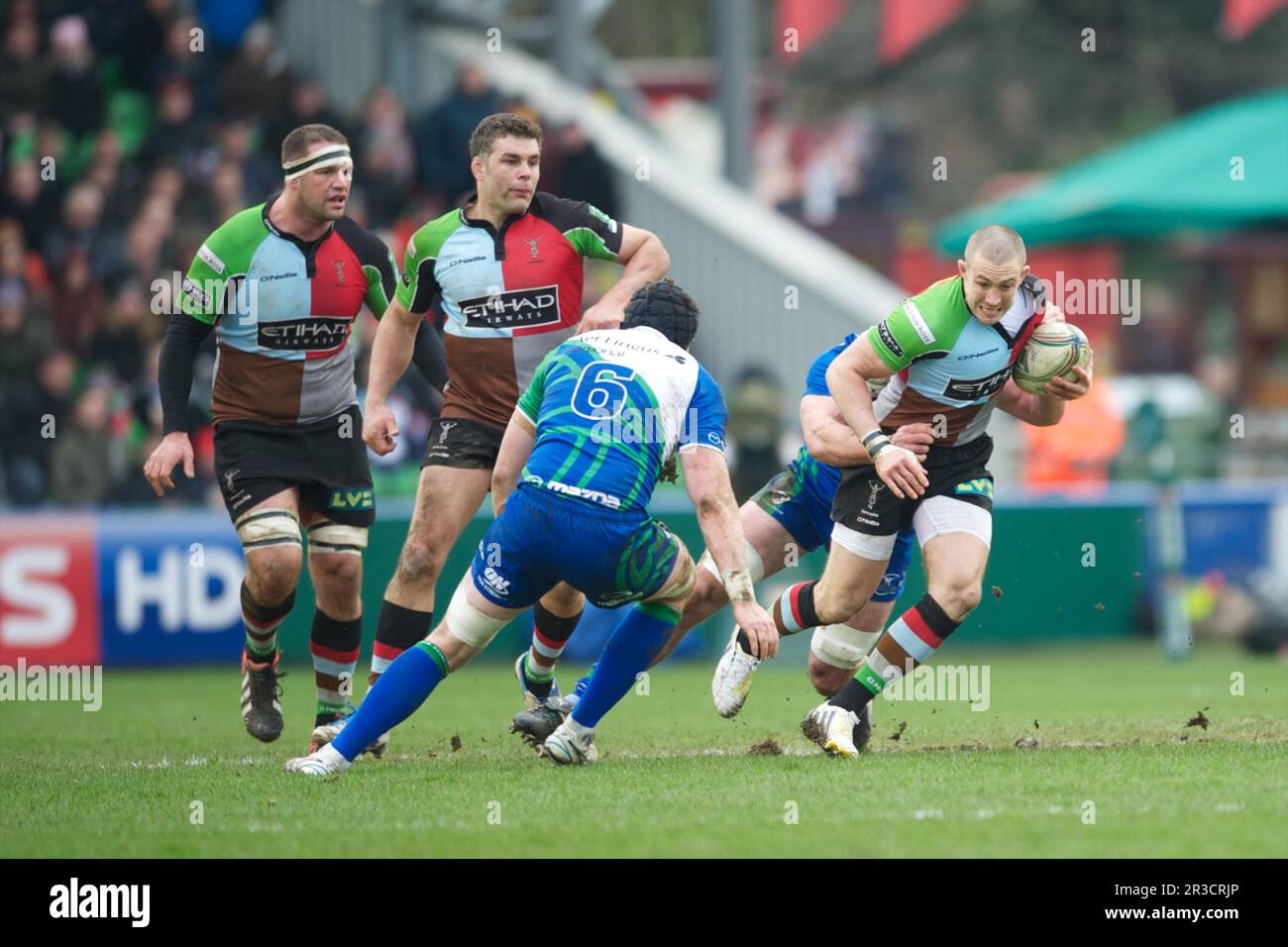 Mike Brown de Harlequins est attaqué par Andrew Browne de Connacht Rugby lors du match de la coupe Heineken entre Harlequins et Connacht Rugby au Twic Banque D'Images