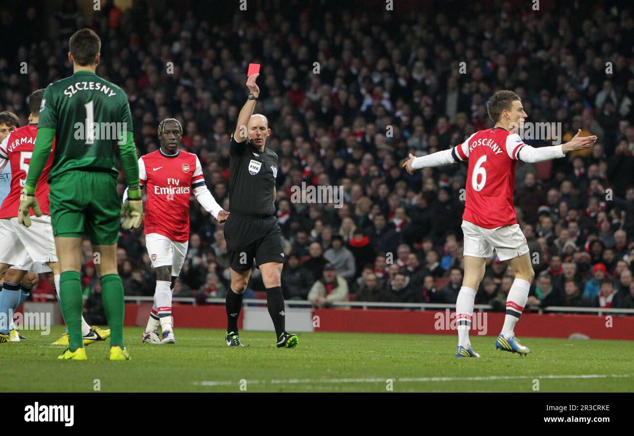 Laurent Koscielny d'Arsenal fait tomber Edin Dzeko de Manchester City dans la boîte de pénalité pour laquelle il est envoyé à Arsenal 13/01/13 Arsenal V Manchester Banque D'Images