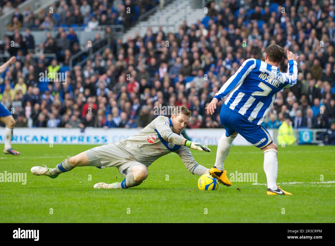 Rob Elliot, de Newcastle United (à gauche), dans une action en bouche d'oreille contre will Hoskins, de Brighton & Hove Albion, lors du match rond FA Cup 3rd entre BRI Banque D'Images