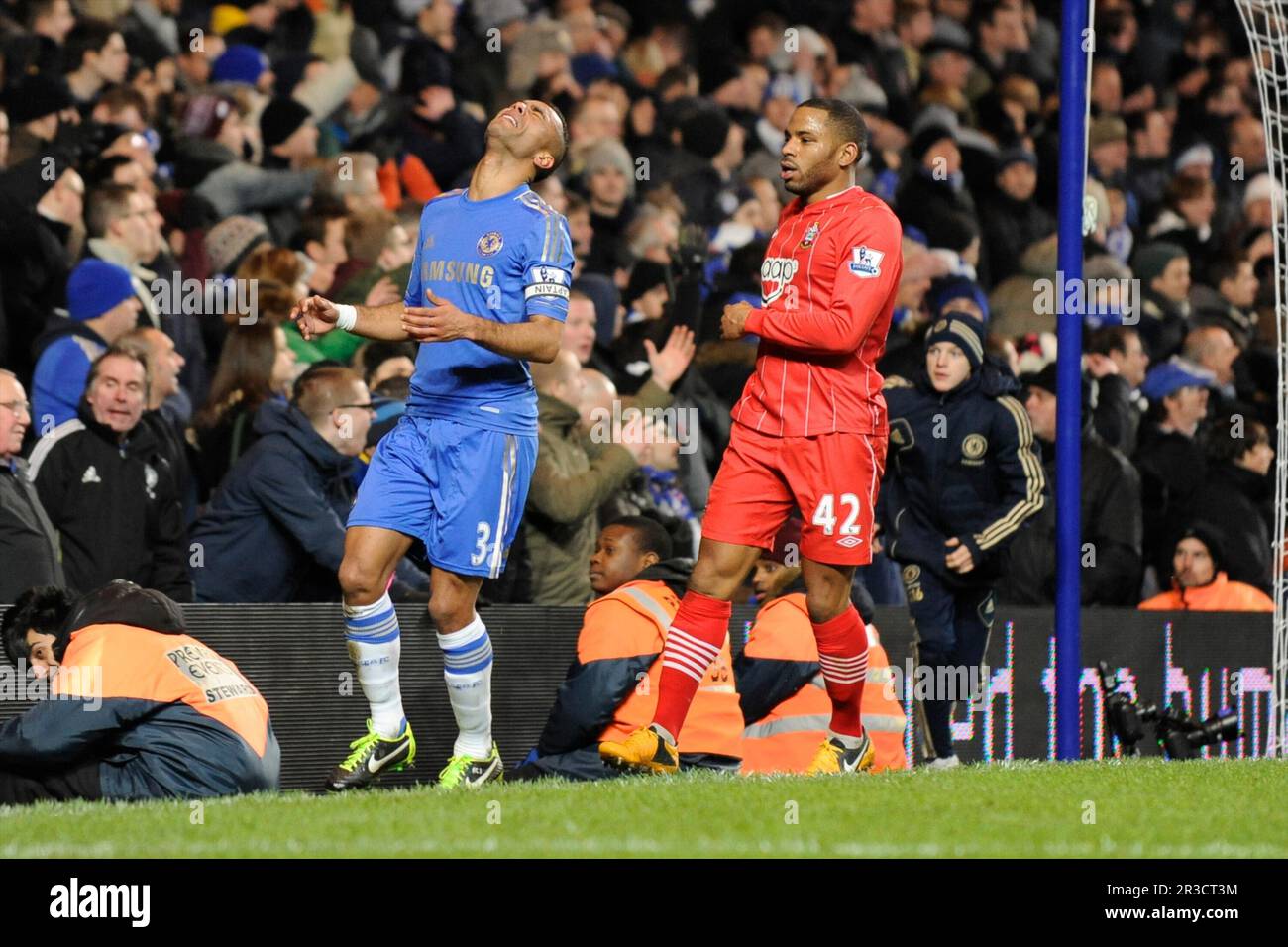 Ashley Cole de Chelsea montre sa frustration en tant que marqueur de but Jason Puncheon de Southampton regarde sur pendant le match de Barclays Premier League entre CH Banque D'Images