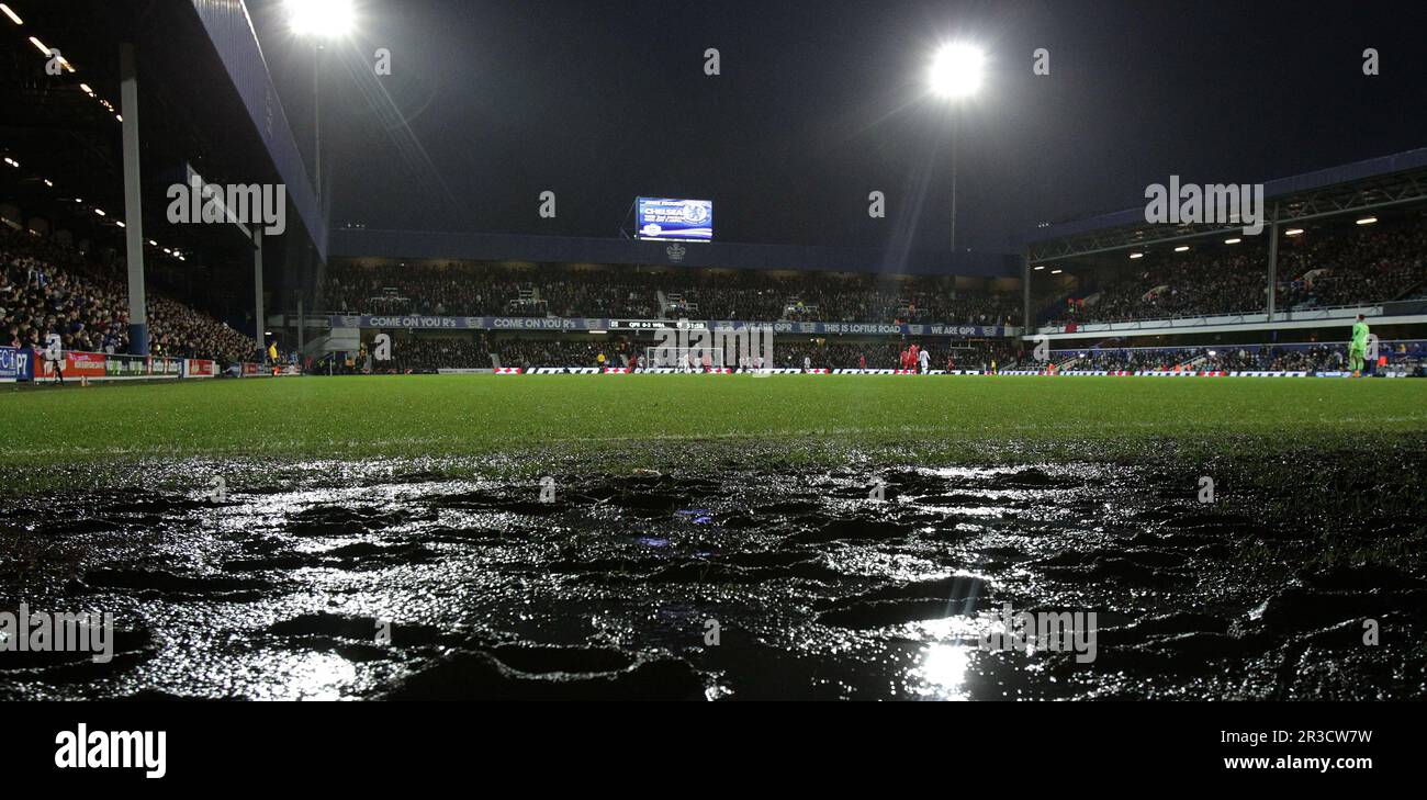 De fortes pluies sont tombées sur Loftus Road alors que WBA battait QPR 2:1Queens Park Rangers 15/12/12 Queens Park Rangers V West Bromwich Albion 26/12/12 la Premier League Banque D'Images