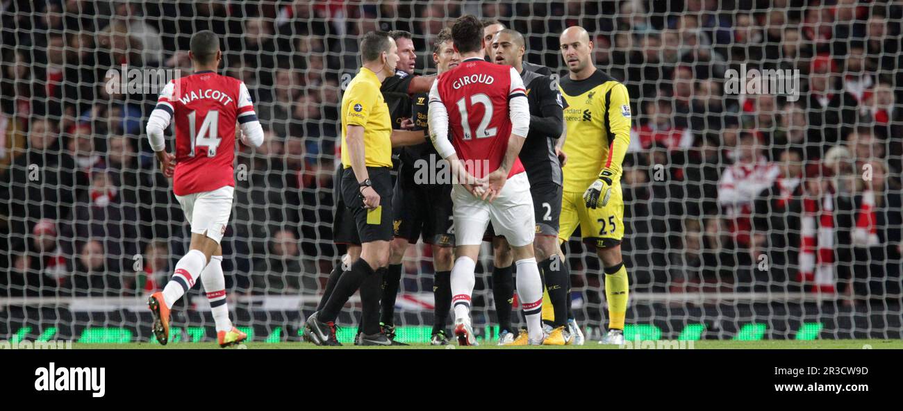 Olivier Giroud d'Arsenal est réservé pour la plongée et les joueurs de Liverpool ne sont pas contents de lui. Arsenal vs Liverpool 30th janvier 2013Arsenal 30/01/1 Banque D'Images