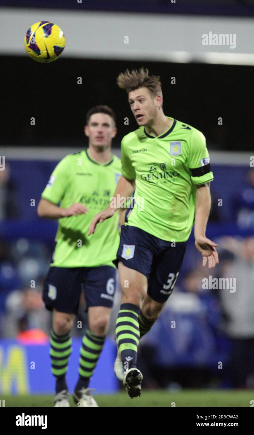 Nathan Baker, de la villa Aston, redirige le ballon vers Brad Guzan, de la villa Aston. Note finale 1:1Queens Park Rangers 01/12/12 QPR V Aston Villa 01/12/12 The Banque D'Images