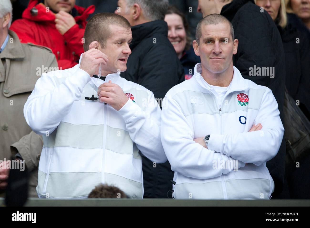 Stuart Lancaster, directeur de l'équipe d'Angleterre (à droite) et Graham Rowntree, entraîneur de l'équipe d'Angleterre, regardent pendant le match international d'automne QBE entre Banque D'Images