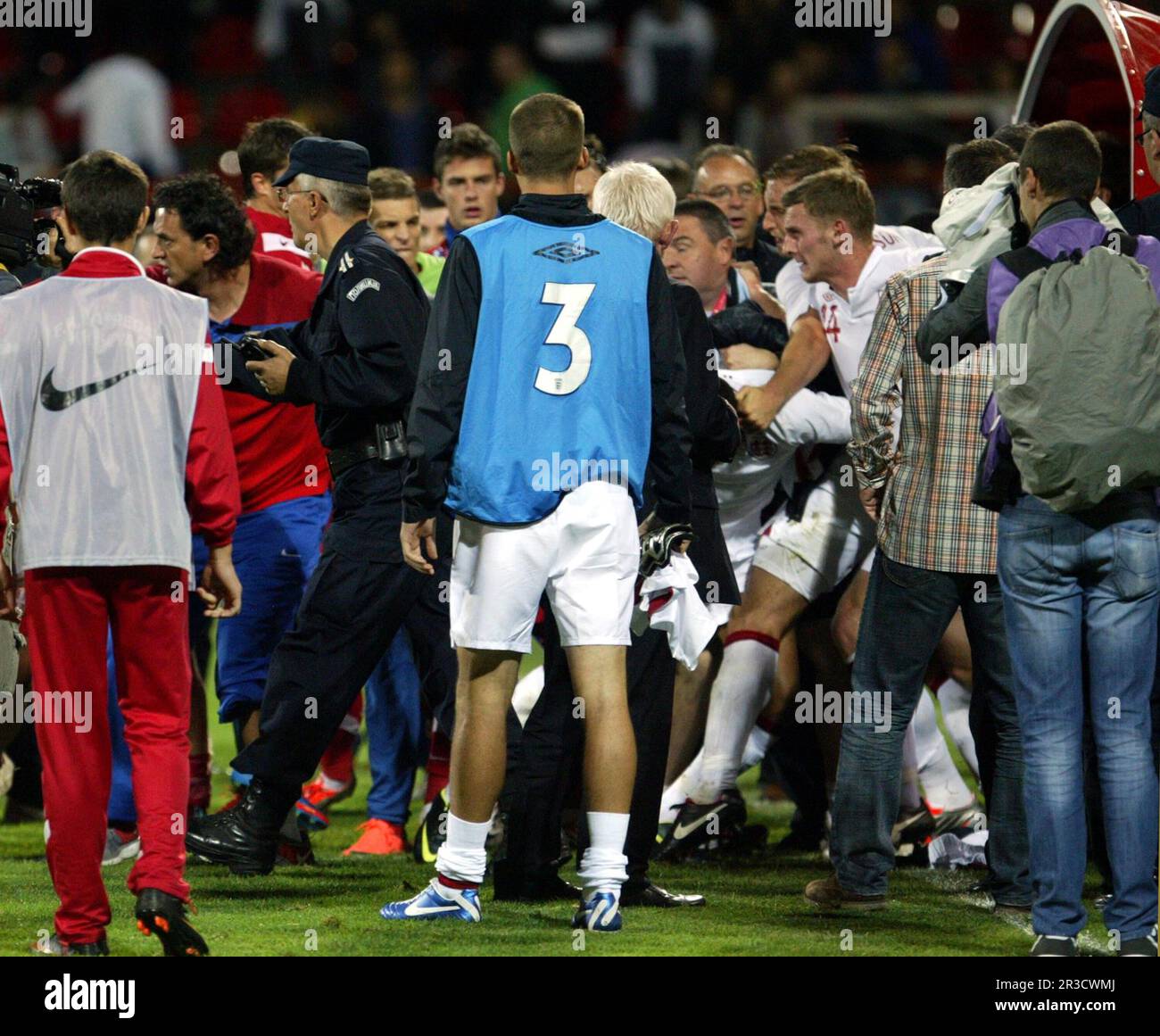 Krusevac Serbie contre Angleterre U21 Euro 2013 qualificateur (0-1) 16/10/2012Serbian la police se déplace alors que Tom Ince est attaqué par Ognjen Mudrinski. Tom Lees (14) Banque D'Images