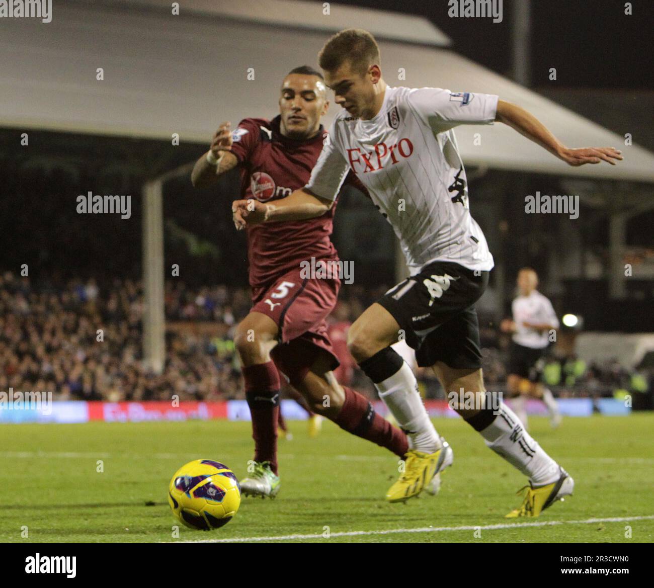 Danny Simpson, de Newcastle United, combat avec Shane Ferguson, de Fulham. Fulham bat Newcastle United 2:1Fulham 10/12/12 Fulham V Newcastle United 10/12 Banque D'Images