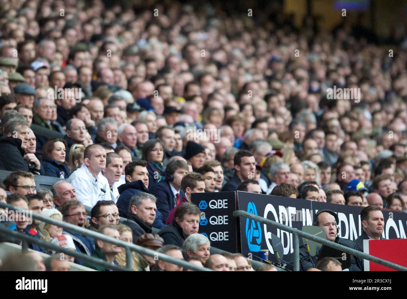 Graham Rowntree, entraîneur en avant de l'Angleterre (à gauche), et Stuart Lancaster, directeur de l'équipe d'Angleterre, regardent pendant la coupe Cook entre l'Angleterre et l'Australie, Banque D'Images