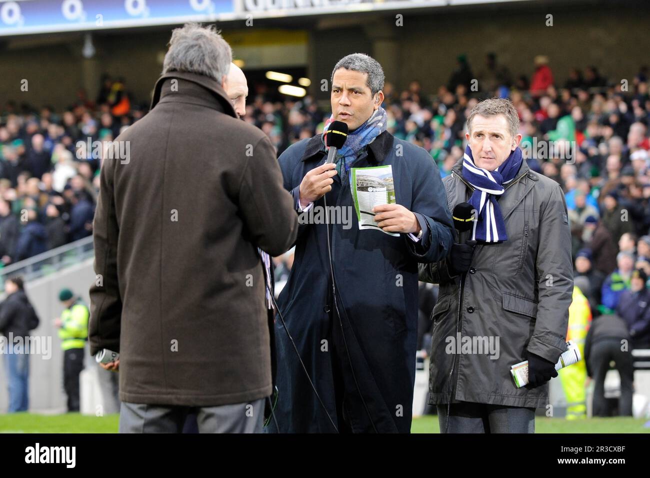 Jeremy Guscott (au centre) et Gareth Davies, experts de la BBC TV, discutent avec John Inverdale lors du match des RBS 6 entre l'Irlande et l'Angleterre à Aviv Banque D'Images