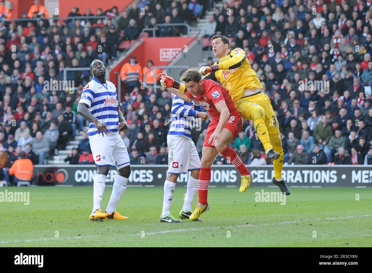 Julio Cesar de Queens Park Rangers est en conflit avec Jay Rodriguez de Southampton lors du match de la Barclays Premier League entre Southampton et Queens P Banque D'Images