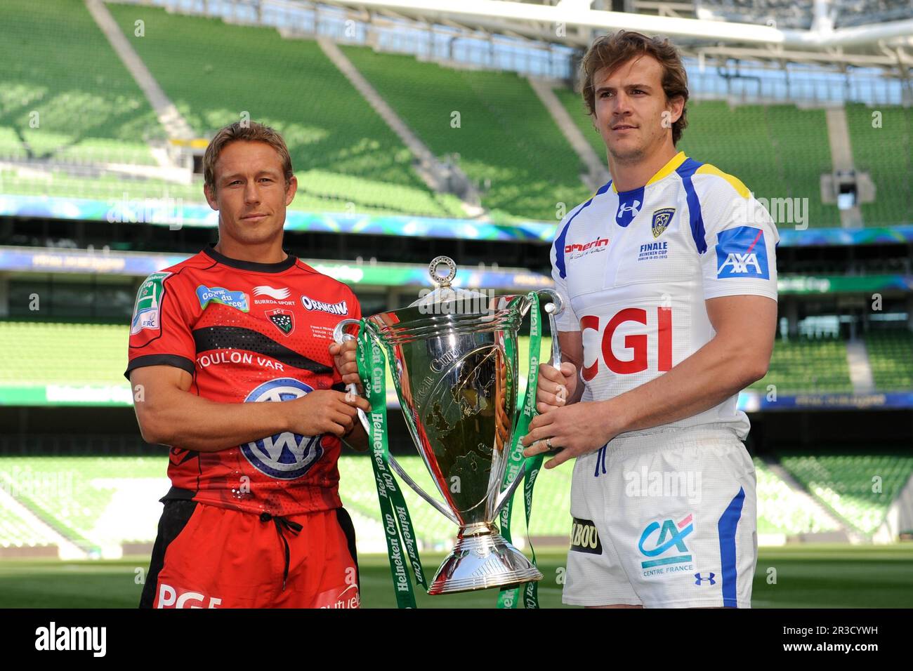 Jonny Wilkinson de RC Toulon (à gauche) et Aurélien Rougerie d'ASM Clermont Auvergne avec le Trophée de la coupe Heineken lors de la conférence de presse de Captain's Run Banque D'Images