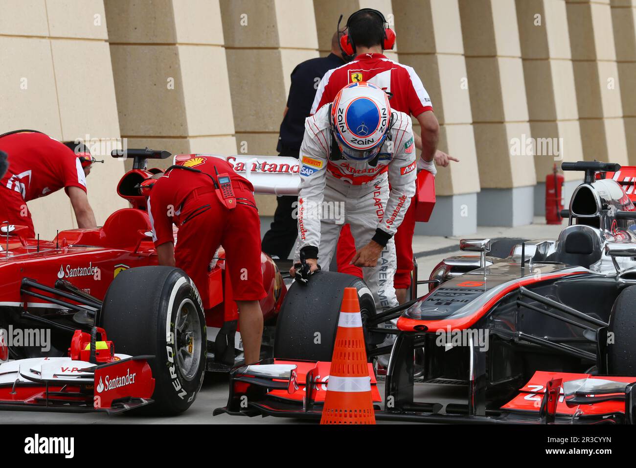 Jenson Button (GBR) McLaren MP4-28 au parc ferme.20.04.2013. Championnat du monde de Formule 1, Rd 4, Grand Prix de Bahreïn, Sakhir, Bahreïn, Jour de qualification, Banque D'Images