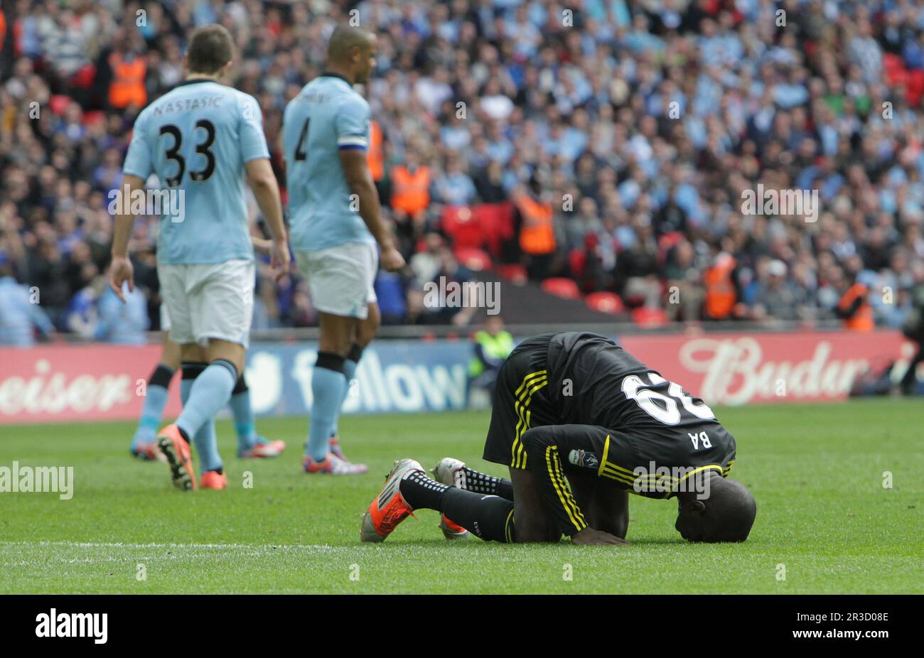 Demba Ba de Chelsea célèbre son premier but de côté. Manchester City bat Chelsea 2:1Chelsea 14/04/13 Chelsea V Manchester City 14/04/13 Banque D'Images