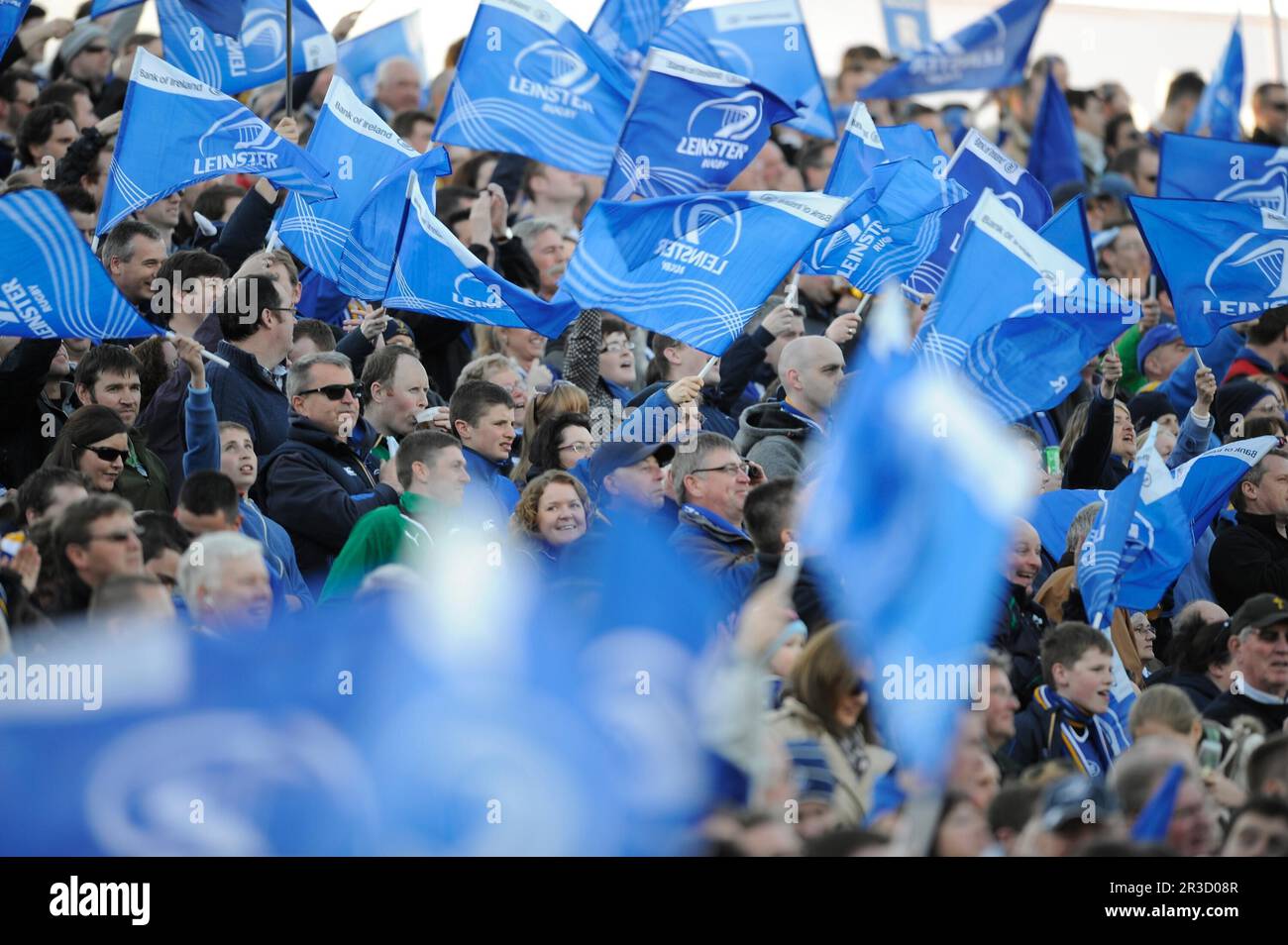 Les fans de Leinster profitent de l'atmosphère pendant la finale de la coupe du défi Amlin entre Leinster Rugby et Stade Francais à la RDS Arena, Dublin sur Frida Banque D'Images