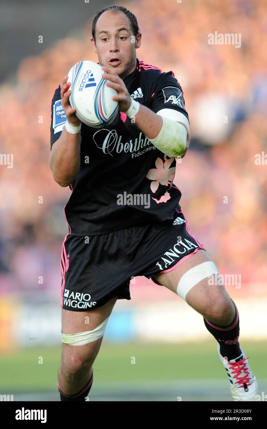 Sergio Parisse de Stade Francais reçoit une passe lors de la finale de la coupe Amlin Challenge entre Leinster Rugby et Stade Francais à la RDS Arena, Dubl Banque D'Images
