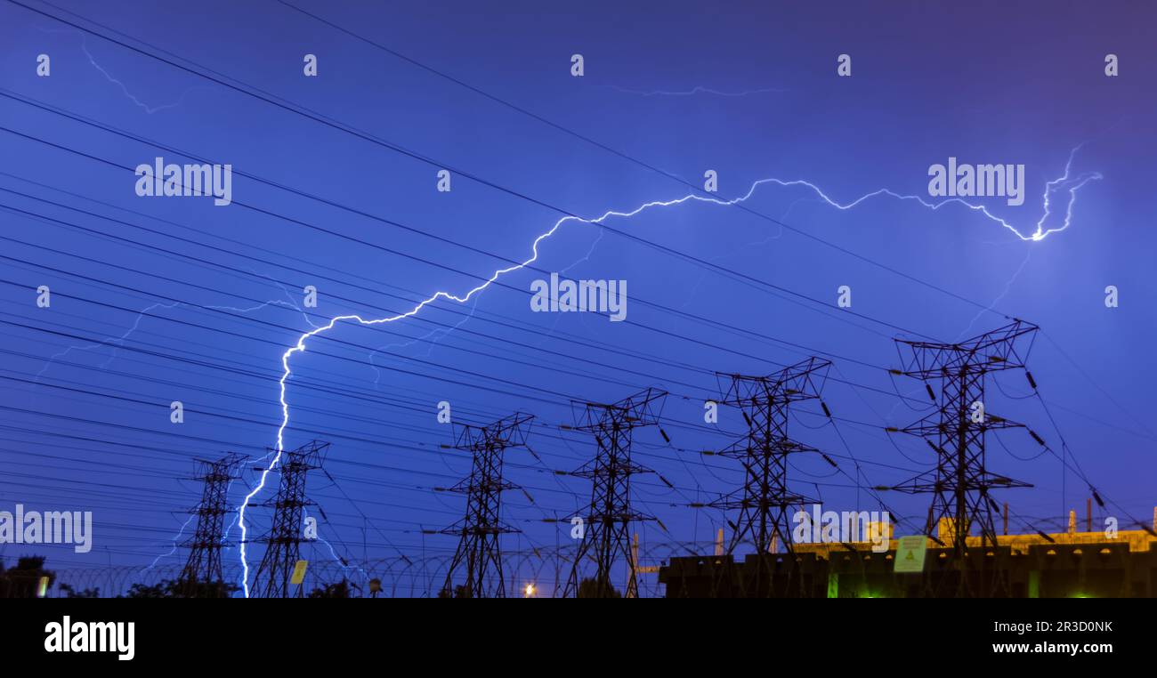 La foudre frappe les lignes électriques et la sous-station Banque D'Images