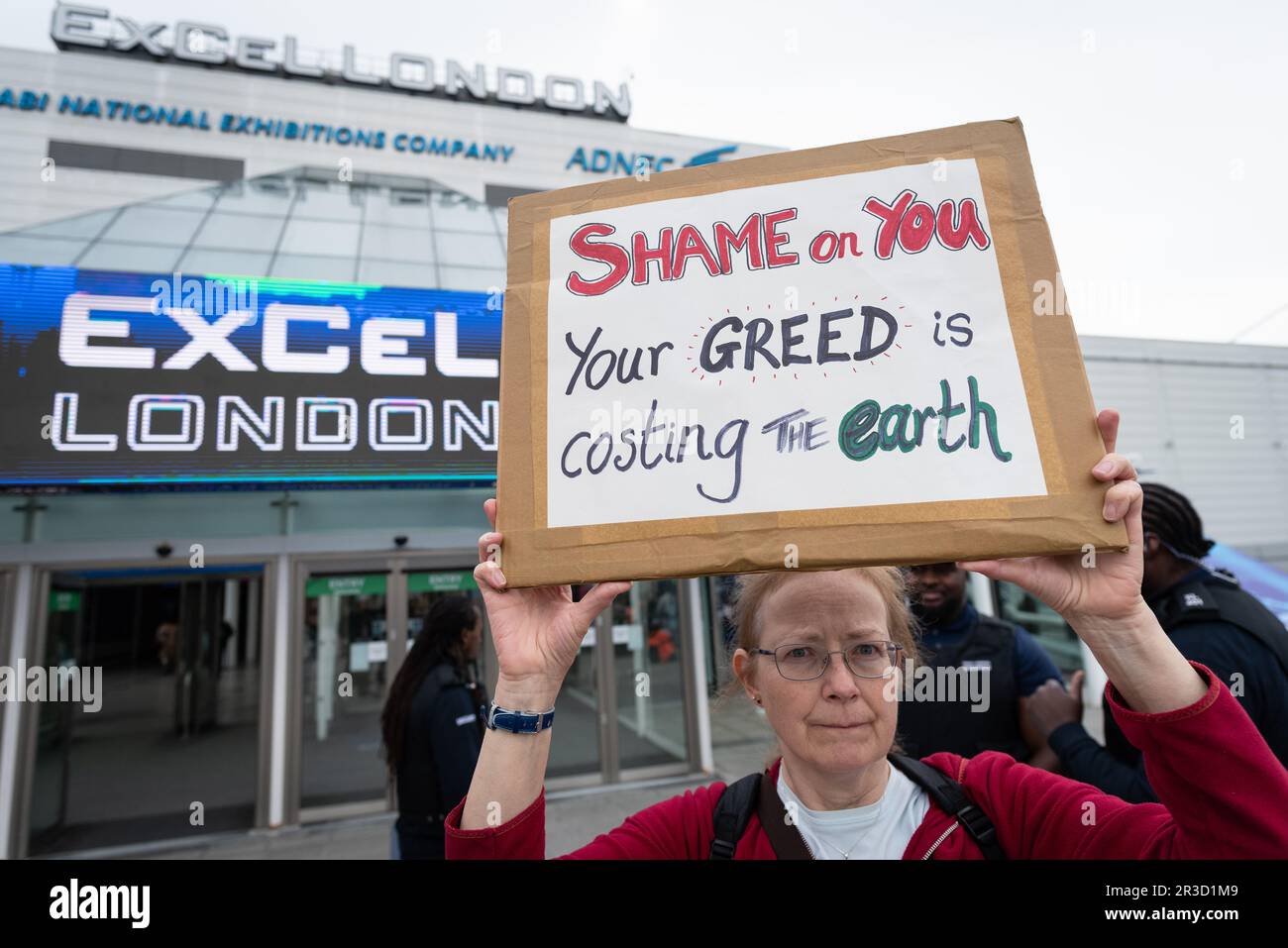 Londres, Royaume-Uni. 23 mai 2023. Les activistes climatiques protestent à l'occasion de l'assemblée générale annuelle du géant pétrolier Shell au centre Excel de docklands, appelant l'entreprise à abandonner ses projets d'extraction des combustibles fossiles responsables du chauffage mondial si nous voulons atteindre les objectifs climatiques de Paris en matière de réduction et d'augmentation des températures en CO2. L'entreprise a bénéficié de bénéfices importants tandis que les consommateurs ont dû faire face à des prix record de l'énergie. Crédit : Ron Fassbender/Alamy Live News Banque D'Images