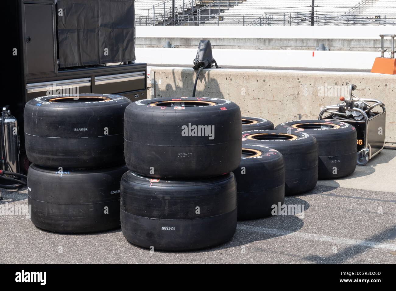 Indianapolis - Circa Mai 2023: Pneus Firestone Firehawk préparés pour la  course. Les pneus Firestone sont les pneus exclusifs d'IndyCar Photo Stock  - Alamy