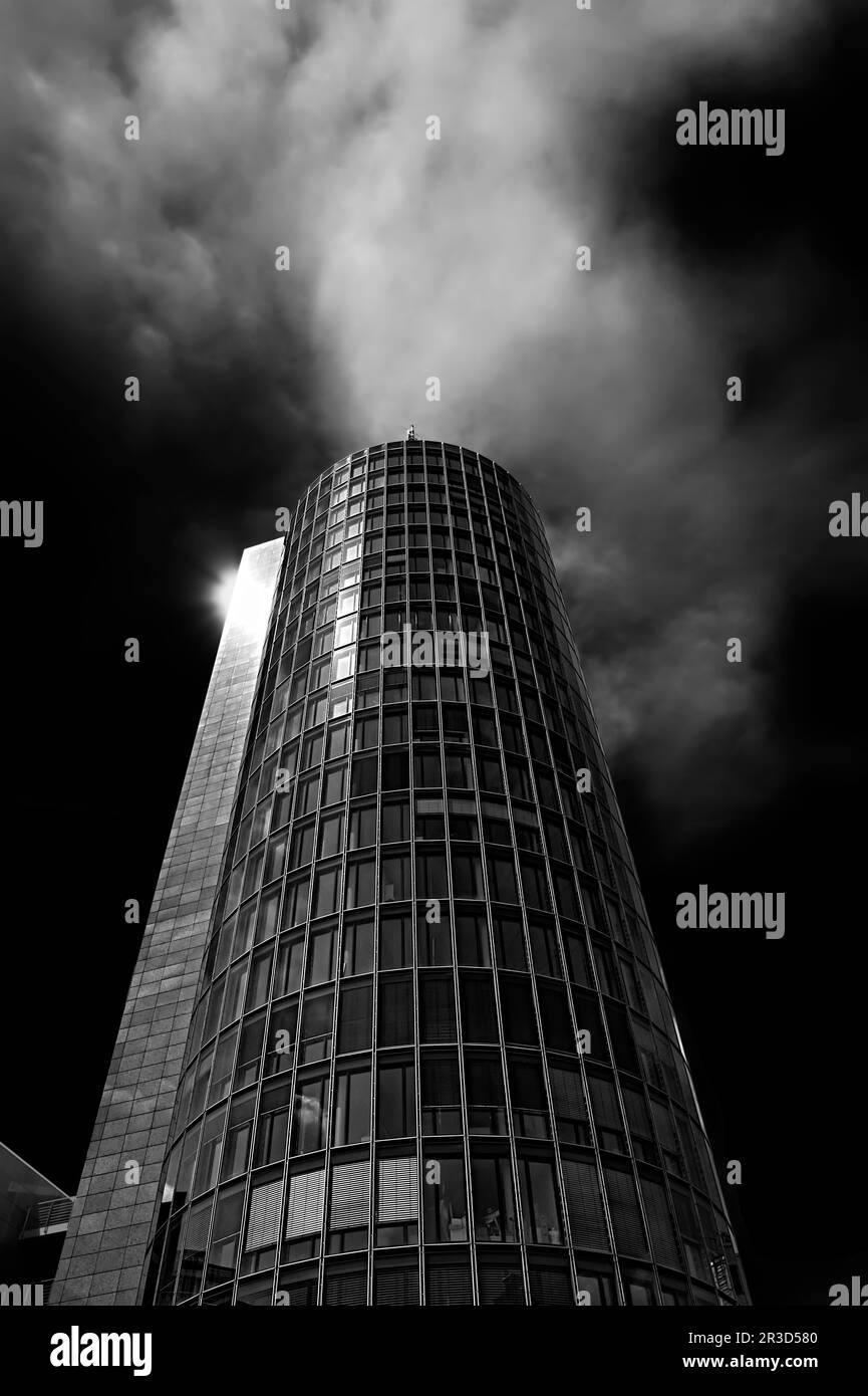 Beaux-arts avec des lumières et des ombres et des formes de motifs sous le ciel nuageux Banque D'Images