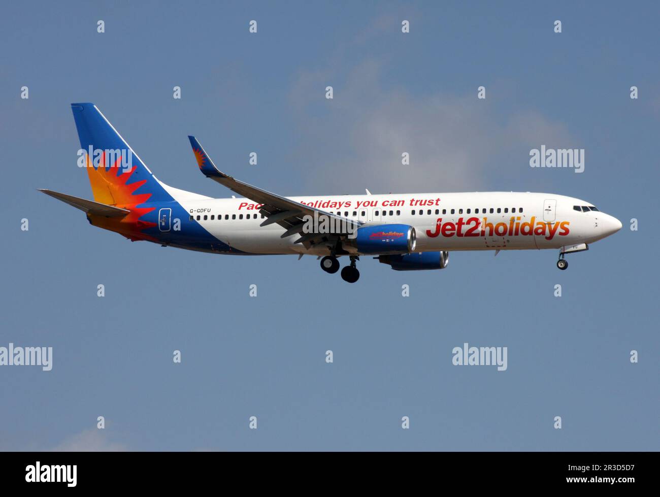 Un Boeing 737-800 de Jet2 jours de vacances s'approche de l'aéroport de Palma Majorque Banque D'Images