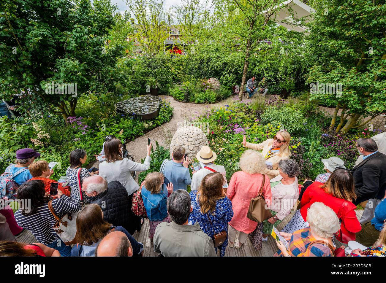 Londres, Royaume-Uni. 23rd mai 2023. La foule de la journée des membres, regardez le gagnant du meilleur spectacle, le jardin d'exposition, les designers : Charlotte Harris et Hugo Bugg- lundi au salon des fleurs de Chelsea 2023. Crédit : Guy Bell/Alay Live News Banque D'Images