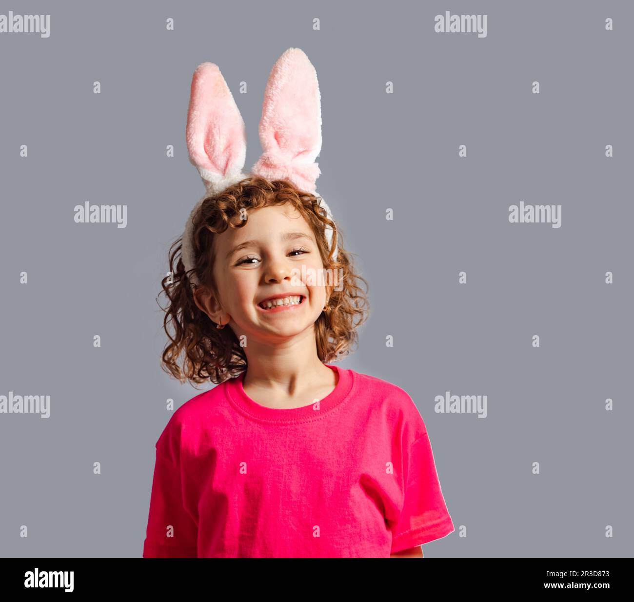 La petite fille aux oreilles de lapin rose le jour de Pâques Banque D'Images