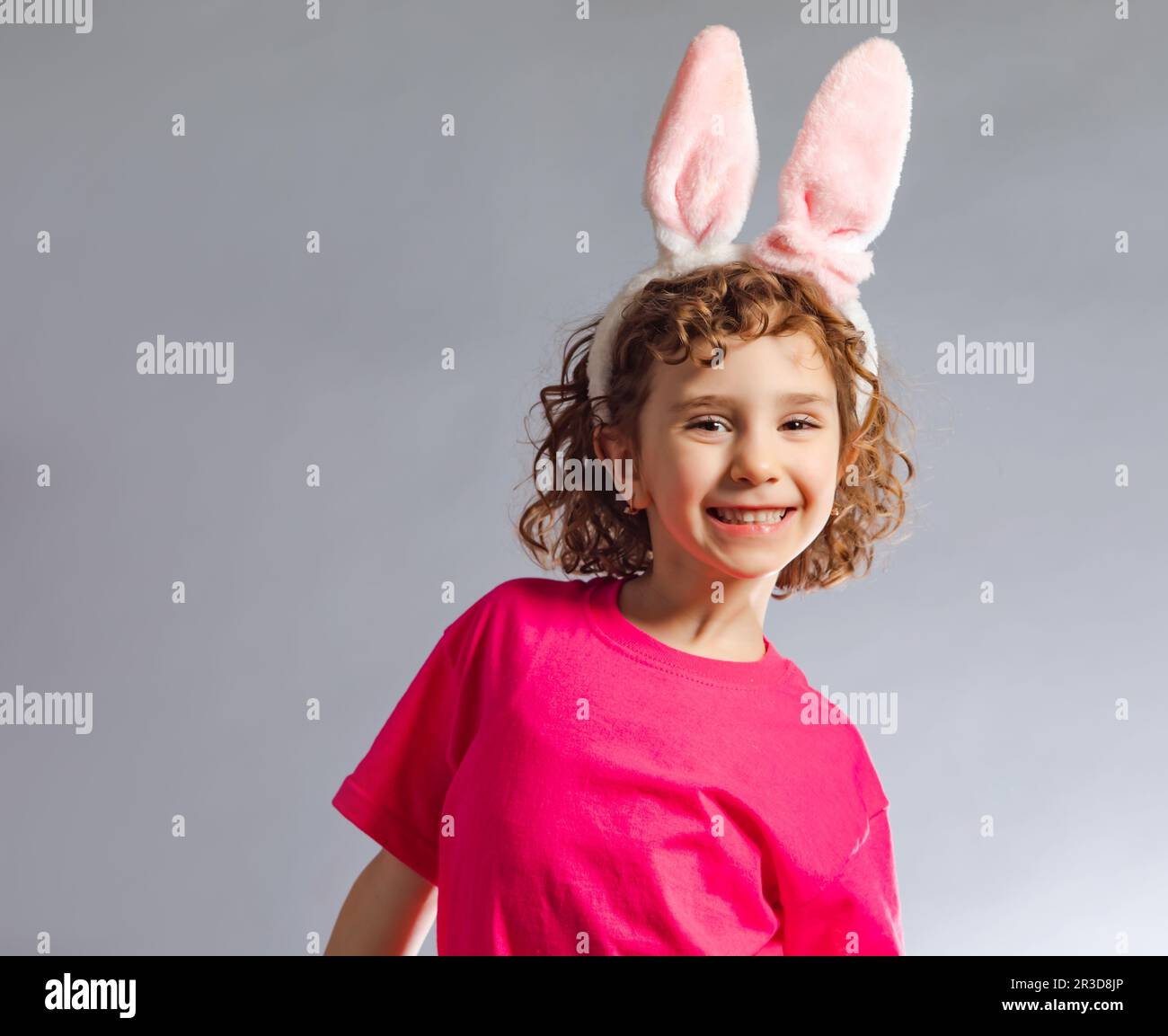 La petite fille aux oreilles de lapin rose le jour de Pâques Banque D'Images