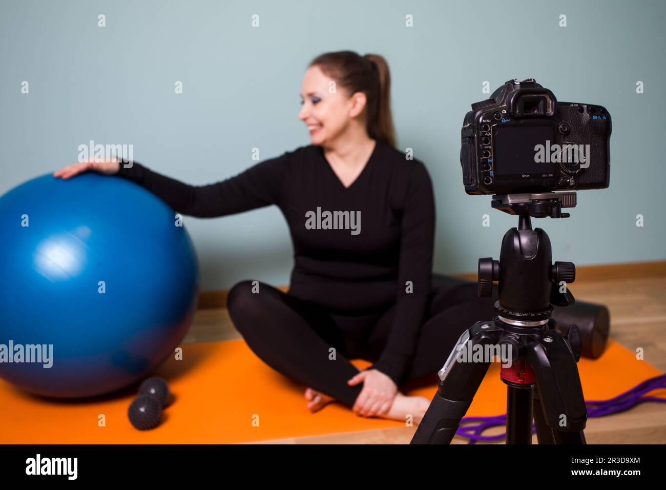 Créer du contenu vidéo avec des entraînements de fitness à faire à la maison Banque D'Images