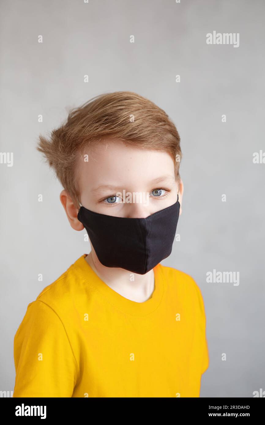 Petit garçon portant un masque contre le virus corona covid-19, 2019-nCov. Enfant dans un bandage chirurgical ou res Banque D'Images