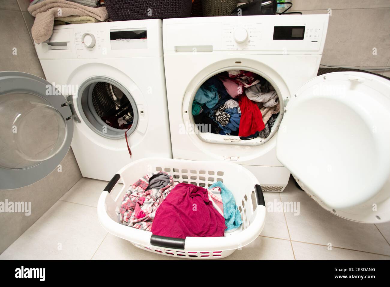 Grande quantité de linge séchant dans la chambre Banque D'Images