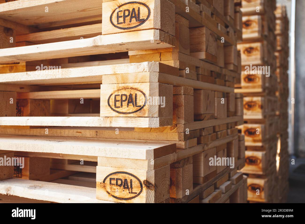 Kiev, Ukraine - 20 septembre 2019 : Des piles de palettes EPAL Banque D'Images