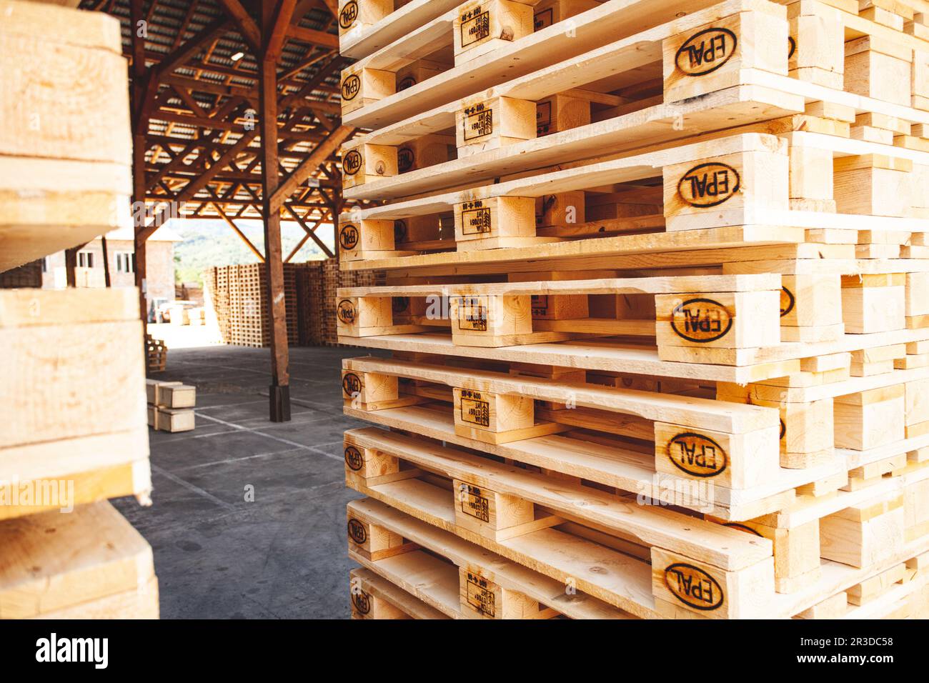 Kiev, Ukraine - 20 septembre 2019 : Des piles de palettes EPAL Banque D'Images