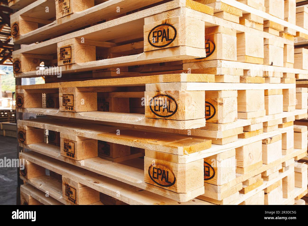 Kiev, Ukraine - 20 septembre 2019 : Des piles de palettes EPAL Banque D'Images