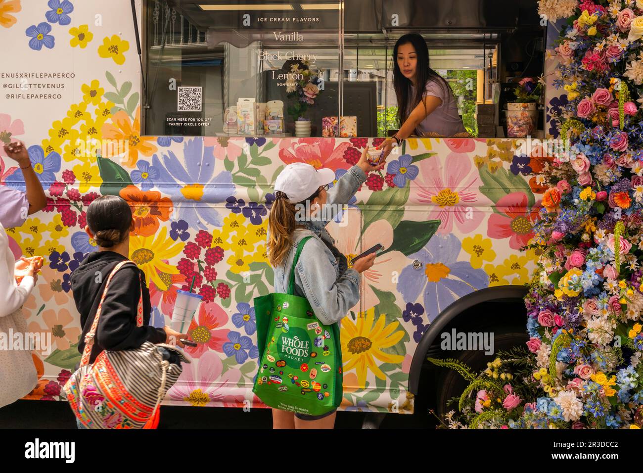 Les visiteurs s'alignent pour recevoir gratuitement de la crème glacée dans un camion d'activation de marque pour une collaboration entre les produits de rasage Rifle Paper co. Et GilletteÕs venus pour femmes, à Union Square, vendredi, 19 mai 2023. (© Richard B. Levine) Banque D'Images