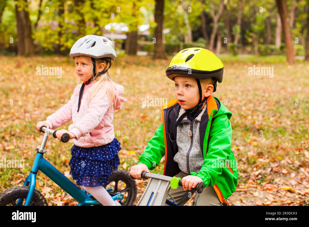 Une fille dynamique et intrépide sur un vélo d'équilibre Banque D'Images