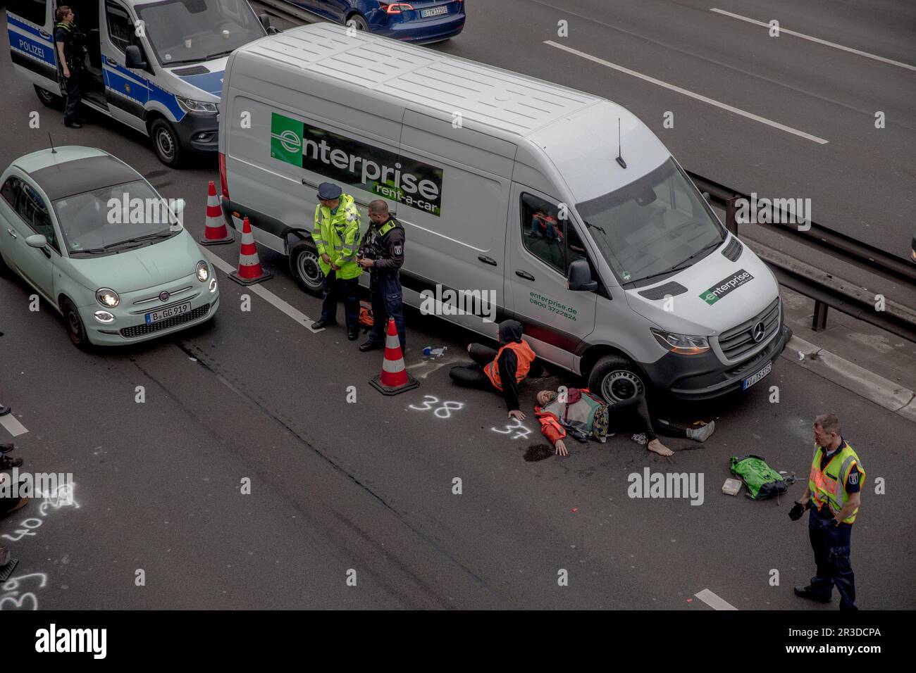 23 mai 2023, Berlin, Allemagne: Sur 23 mai 2023, le groupe de militants du climat ''génération Letzte'' (dernière génération) a bloqué l'autoroute A100. Ils ont adhéré à des voitures de location et à une fourgonnette de location en utilisant de la colle. Ils se sont également attachés aux pneus des véhicules. En conséquence, la police a dû déployer du matériel lourd près du Paulsborner Brücke (pont Paulsborn) pour retirer les militants. Le blocus de A100 est l'une des actions du groupe visant à faire pression sur le gouvernement allemand pour qu'il prenne des mesures plus solides contre la crise climatique. Les activistes de la ''génération Letzte'' emploient met Banque D'Images