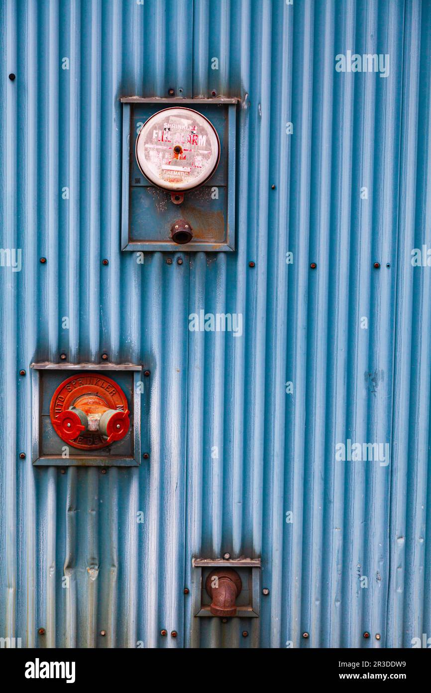 Diverses connexions sur un mur en métal bleu sur l'île Granville, à Vancouver, au Canada Banque D'Images