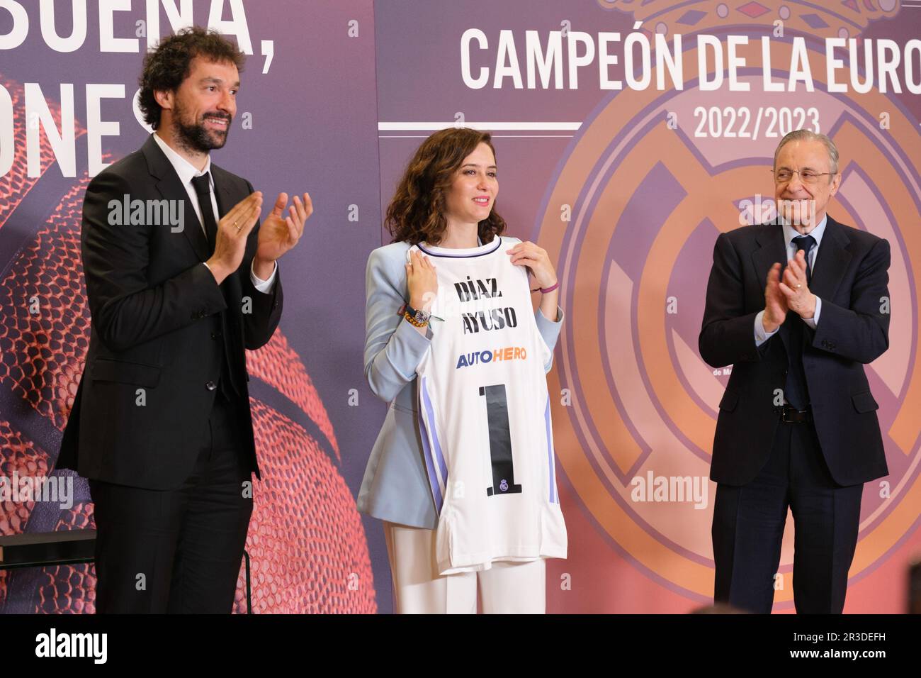 Madrid, Espagne. 23rd mai 2023. Le capitaine du Real Madrid Sergio Llull (L), la présidente de Madrid Isabel Diaz Ayuso et le président du Real Madrid Florentino Perez assistent à la réception de l'équipe de basket du Real Madrid après avoir remporté l'Euroligue Turkish Airlines à Madrid. Dimanche, l'équipe de basket-ball du Real Madrid a battu l'équipe grecque Olympiacos B.C. dans l'Euroligue Turkish Airlines. (Photo par Atilano Garcia/SOPA Images/Sipa USA) crédit: SIPA USA/Alay Live News Banque D'Images