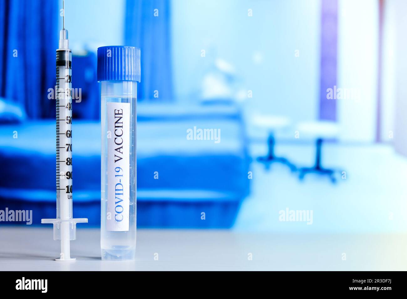 Ampoules de seringue le vaccin Covid-19 sur un banc de laboratoire. Combattre le coronavirus, la pandémie du cov-sras-2. Coronavirus 2019-nCoV COVID Banque D'Images