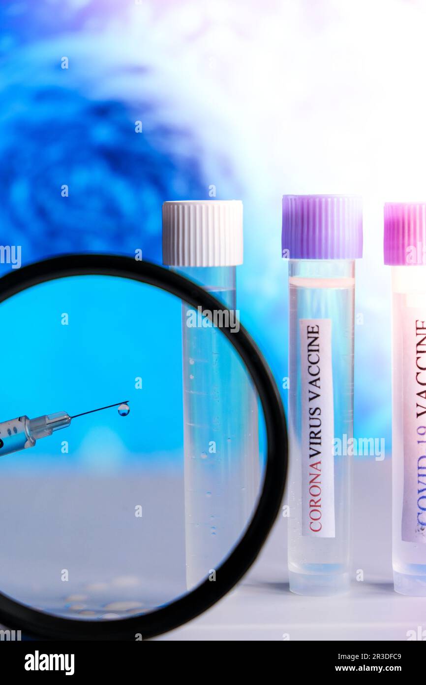 Seringue contenant des ampoules du vaccin Covid-19 sur un banc de laboratoire. Combattre le coronavirus, la pandémie du cov-sras-2. Coronavirus 2019-nCoV Banque D'Images