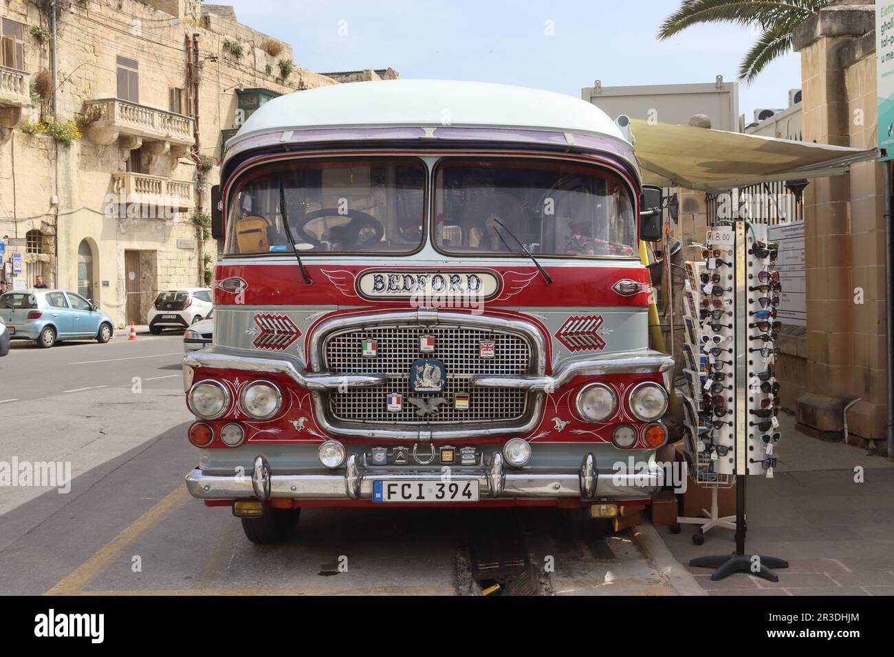 Le bus Gozo de Bedford d’époque a été converti en une boutique de souvenirs mobile, attirant les touristes en étant garés sur le bord de la route dans la capitale maltaise, la Valette, avril 2023. Banque D'Images