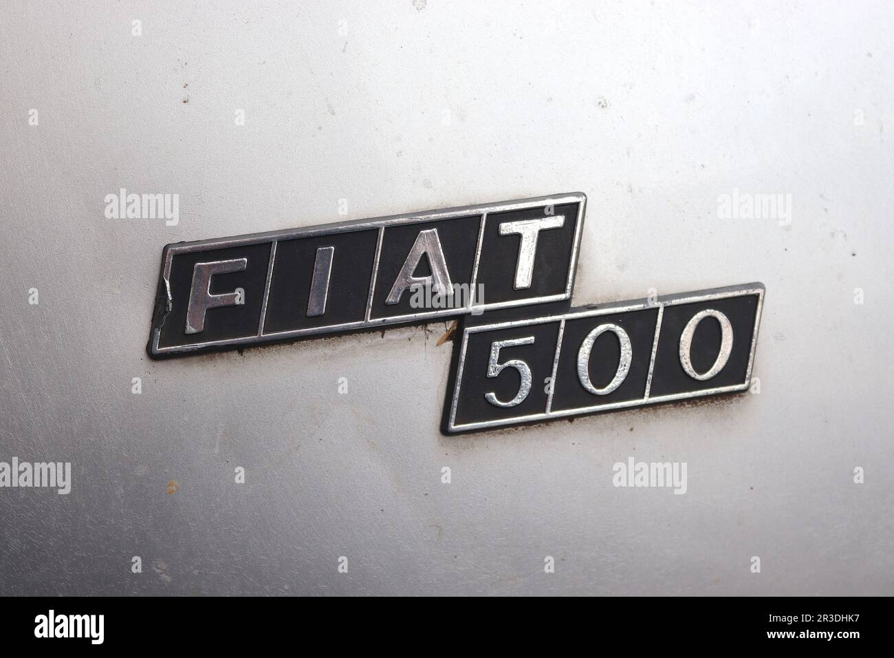 Badge Fiat 500 monté sur le capot arrière du moteur d'un exemple de sliver de l'une de ces voitures culte. Le Cinquecento est encore vu dans les rues de Rome aujourd'hui. Banque D'Images