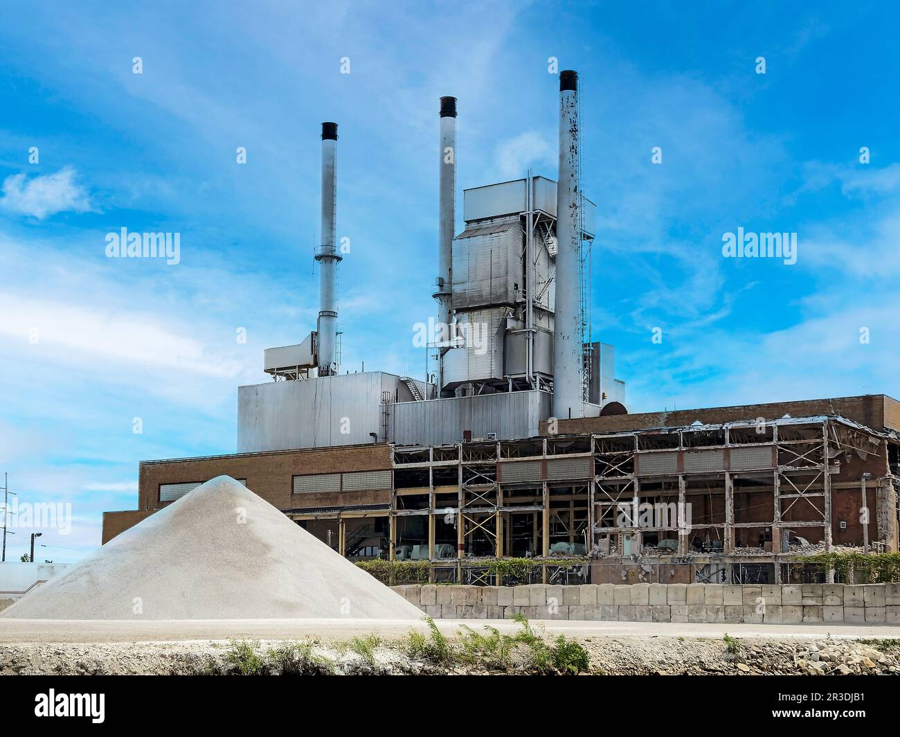 Centrale au charbon abandonnée avec un tas de gravier blanc Banque D'Images