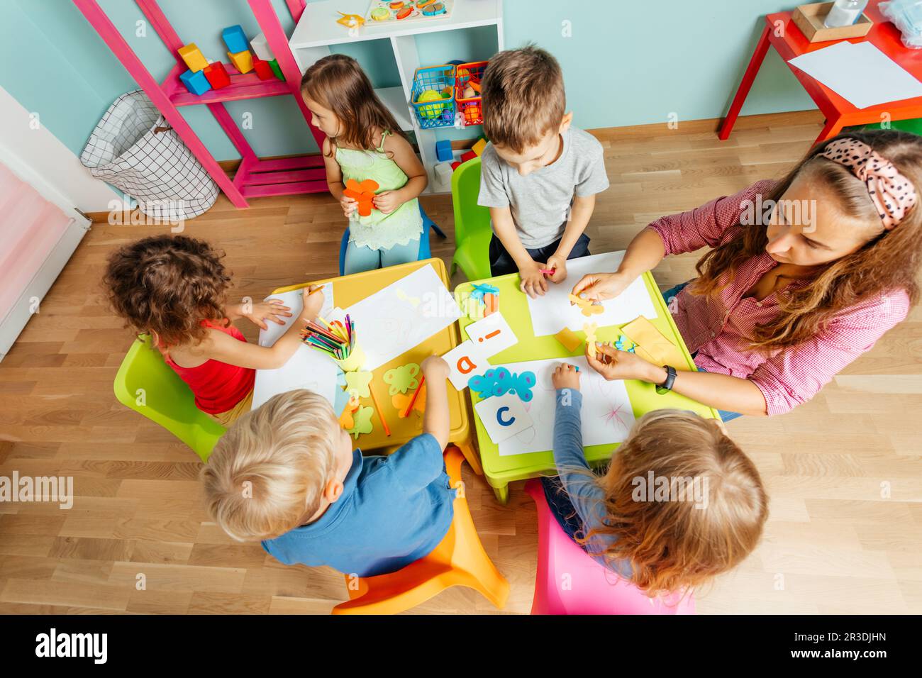 Bonne petite fille montrant son dessin à l'appareil photo Banque D'Images