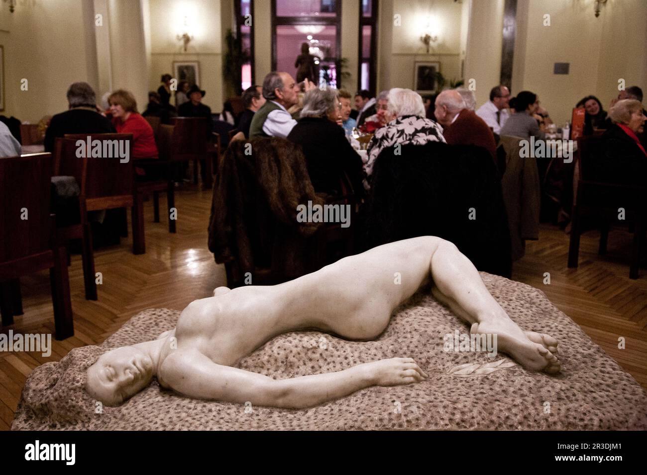 Café-bar du Circulo de Bellas Artes, à Madrid. Un lieu pour la promotion des arts au premier plan, 'el salto de Leucade' de Moisés Huerta. Banque D'Images