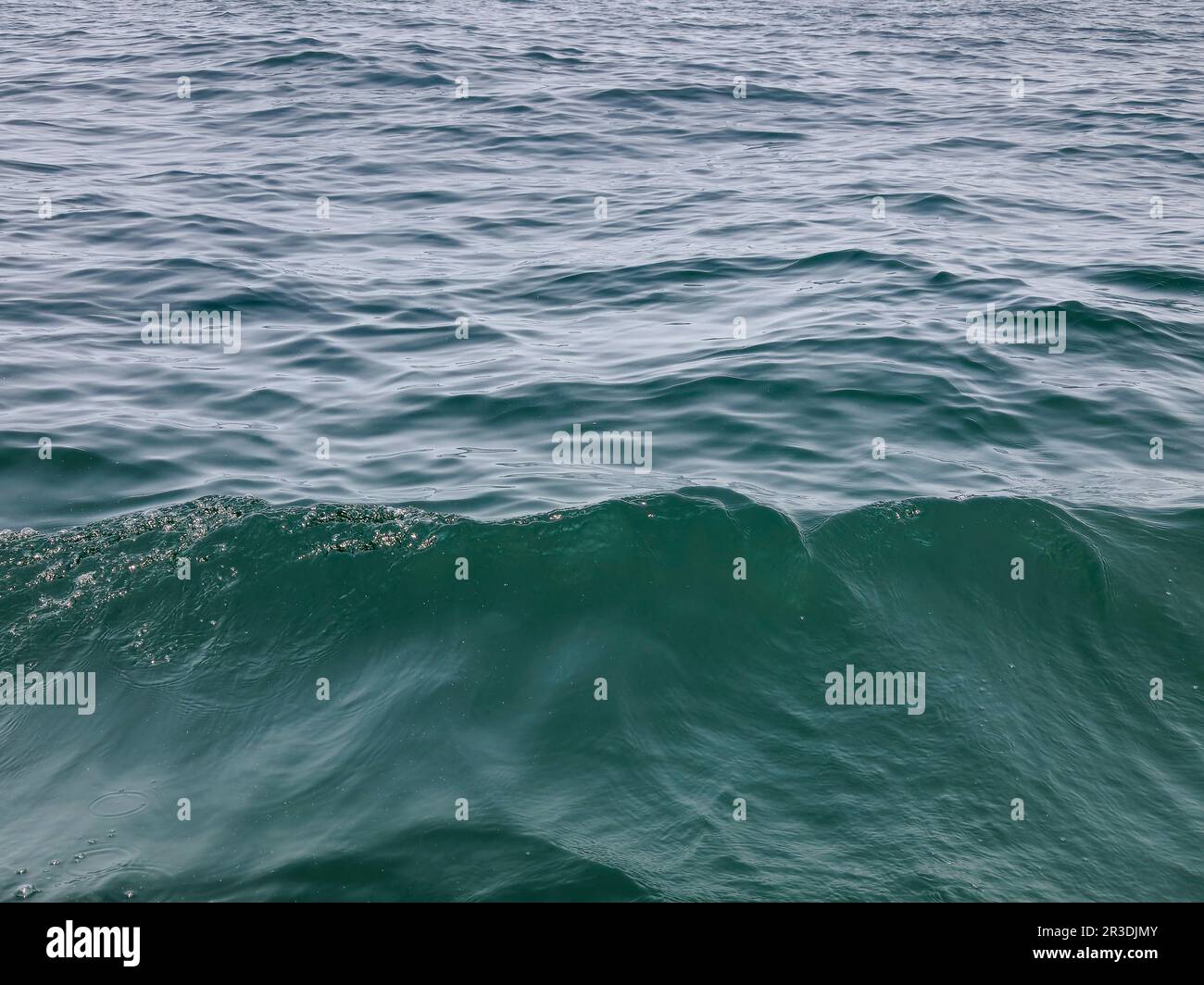 Bleu sarcelle foncé du lac Michigan avec petite vague Banque D'Images